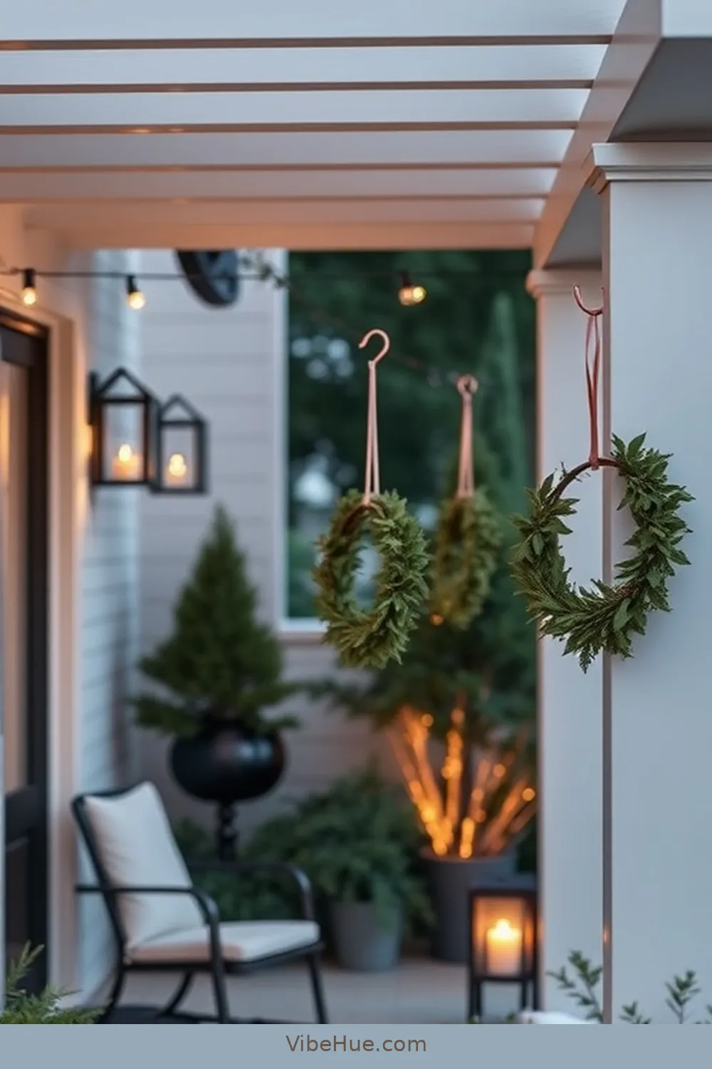 Hang Minimalist Wreaths for 22 Minimalist Decor Ideas for Holiday Outdoor Patio Style